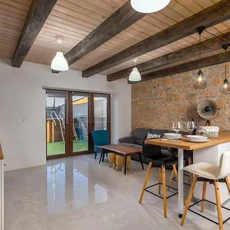 Countyside Charm Nest With Pool - Happy Rakotule